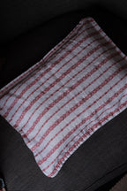 Hørpude fra Linge Particulier med broderi i rouge, måler 30x40 cm, blødt og elegant til hjemmet.
