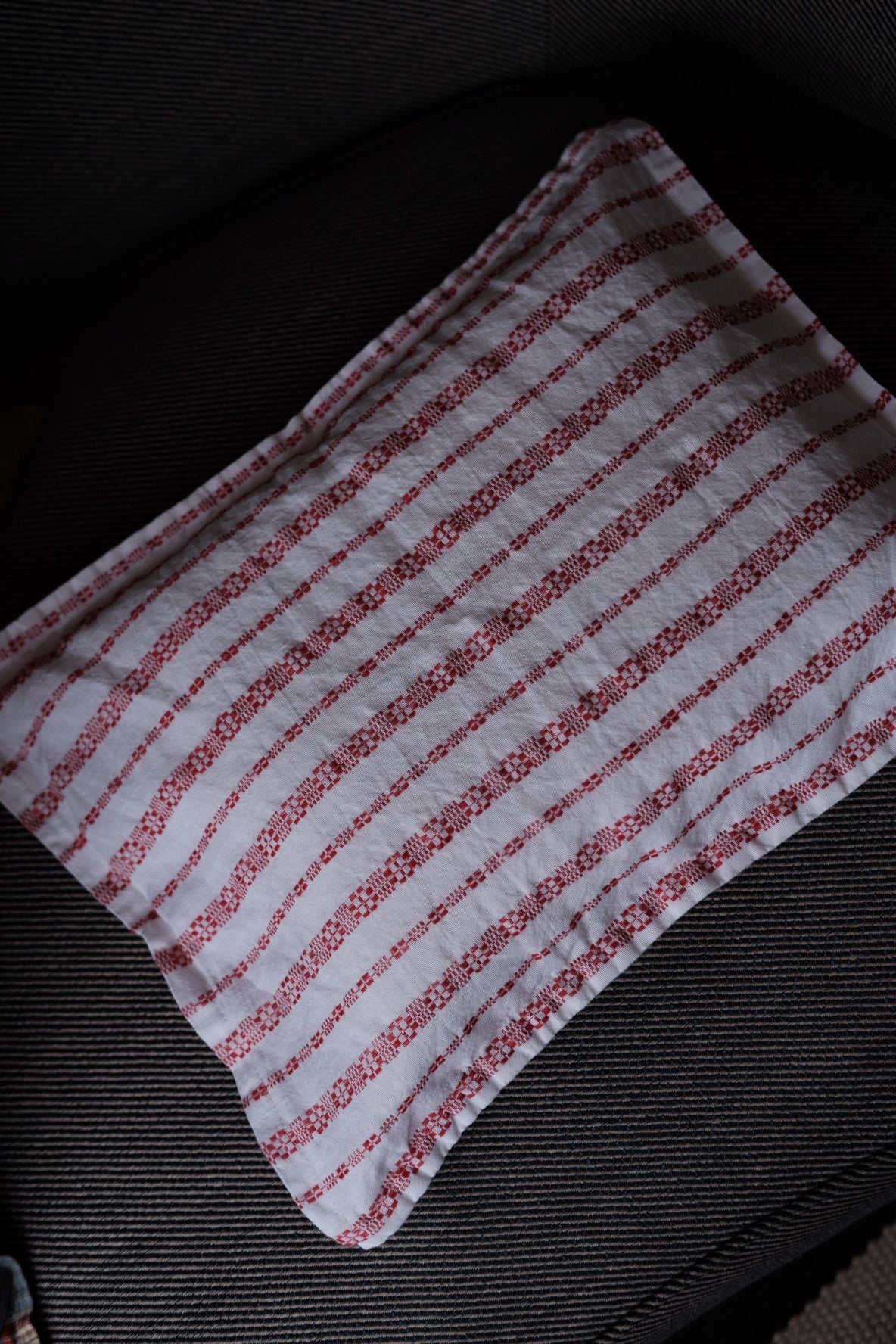 Hørpude fra Linge Particulier med broderi i rouge, måler 30x40 cm, blødt og elegant til hjemmet.