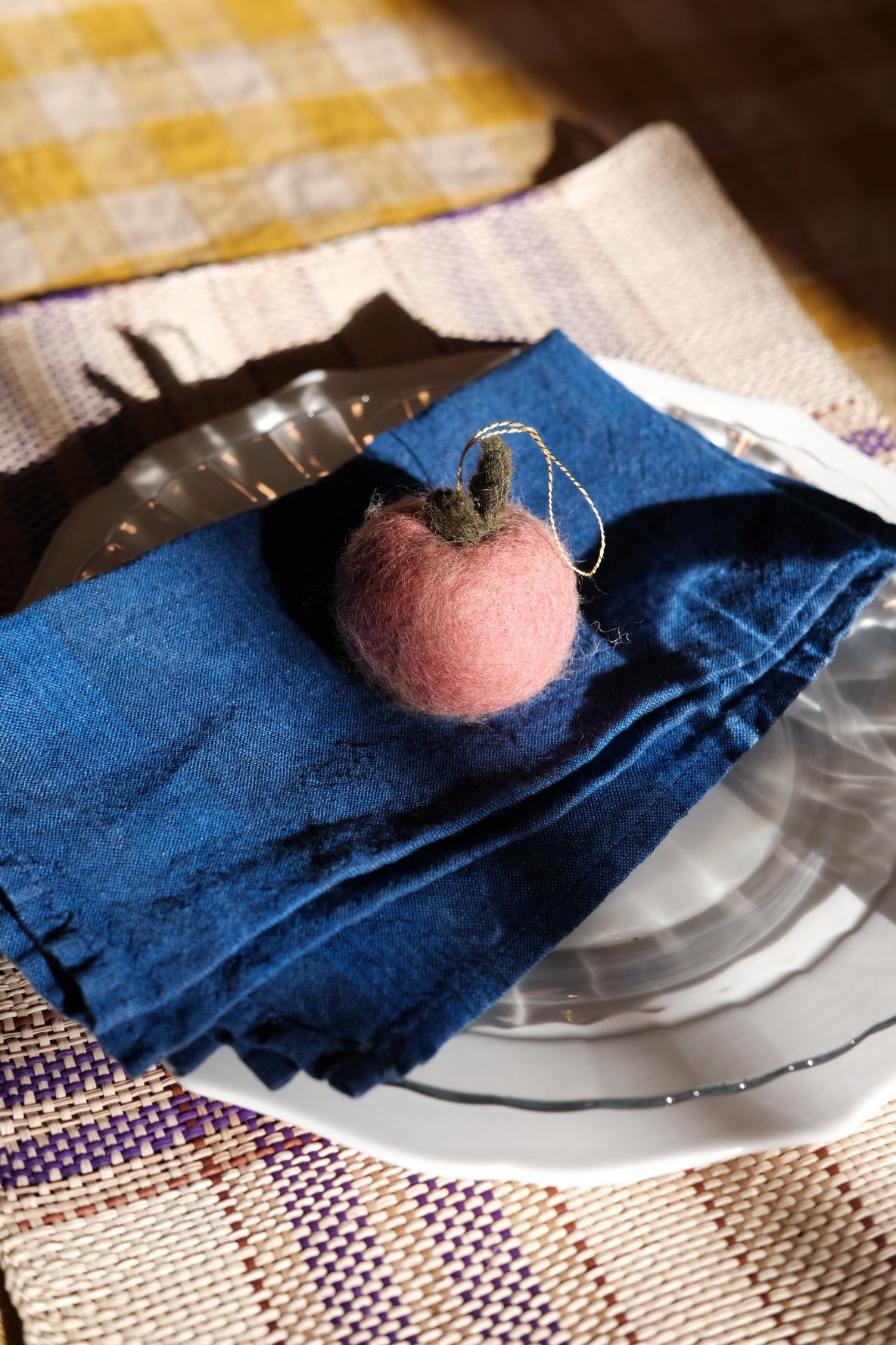 Gamcha Pynt Æble Uld Easter decoration featuring a wool apple ornament for spring and Easter celebrations.