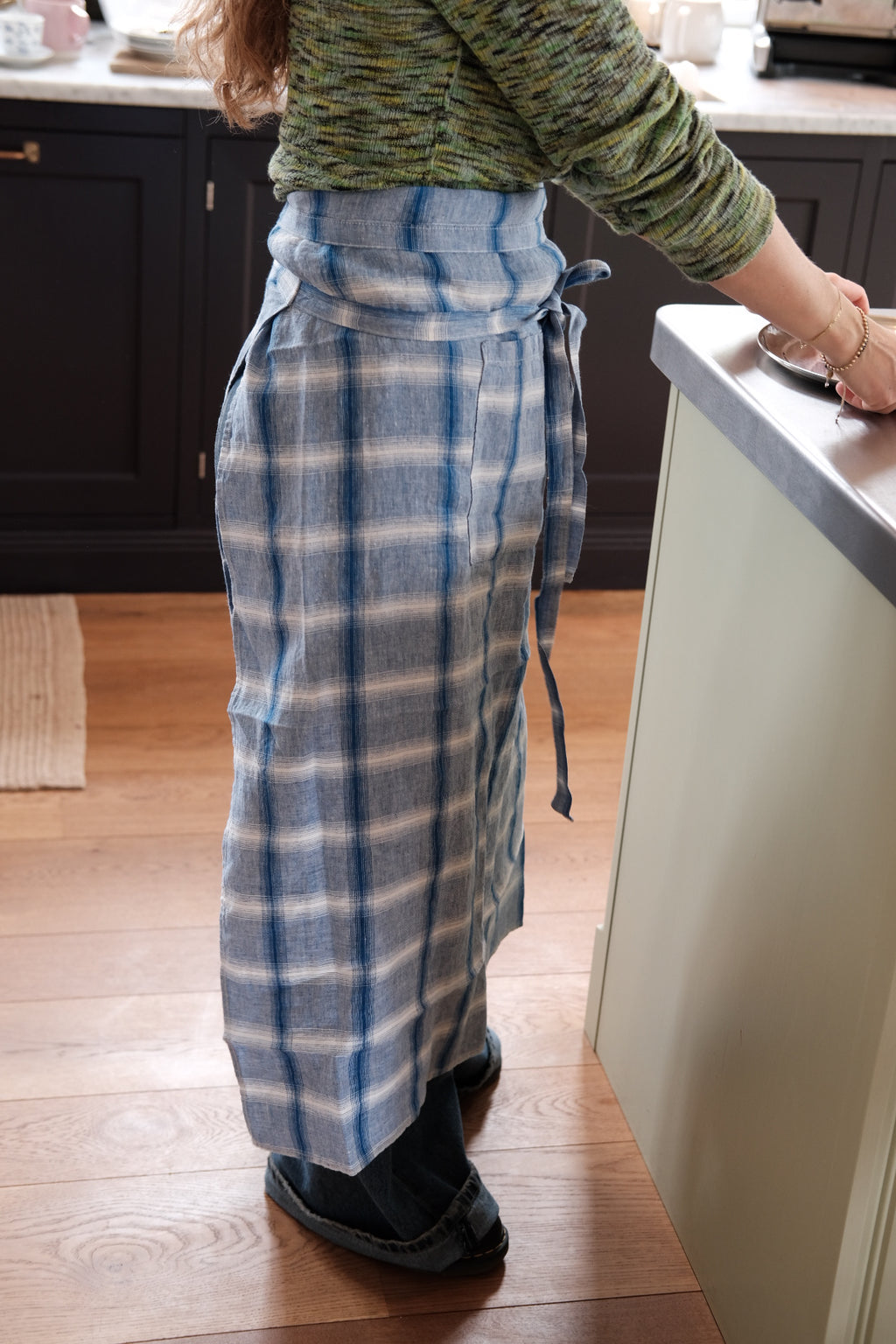 Håndlavet hørforklæde fra Linge Particulier med bistro-stil Carreaux Bleu Chiné mønster.