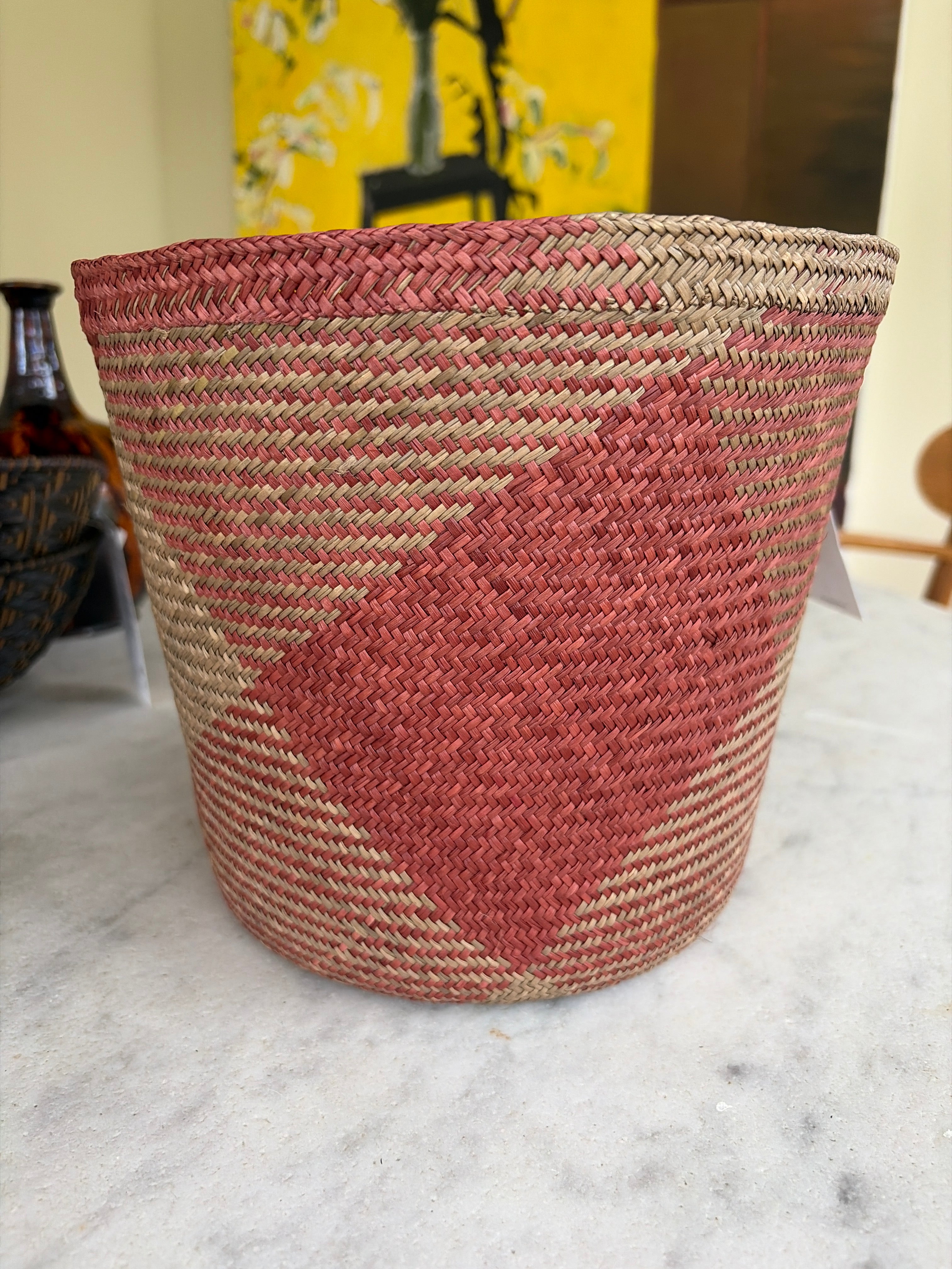 Braided basket in Iraca palm leaves • medium • Natural and dark pink