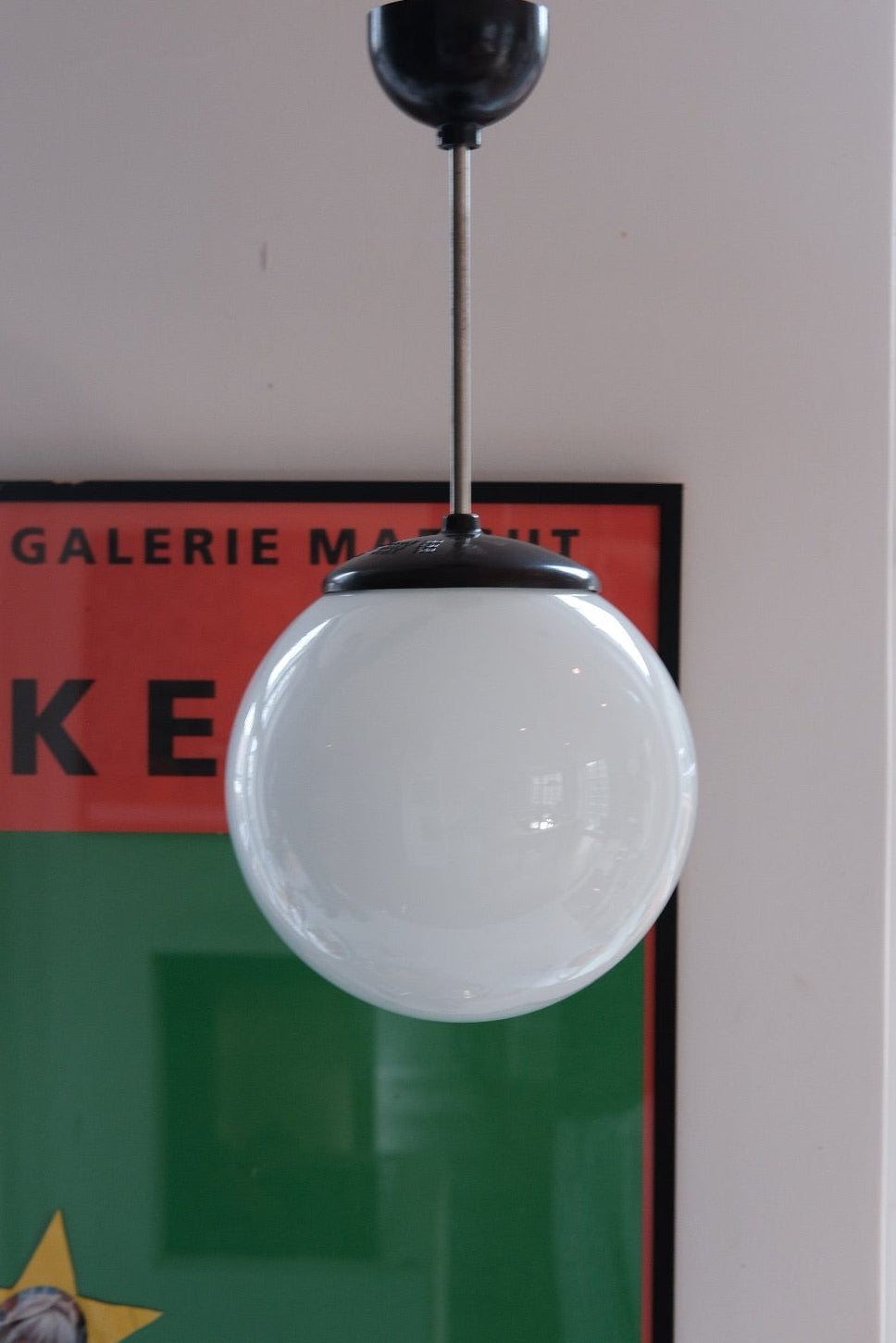 Vintage DORA VINTAGE pendel lampe i bakelit med diameter på 25 cm, elegant design i retro stil.
