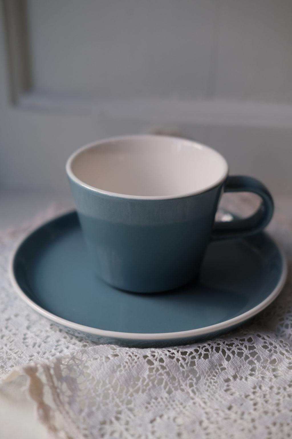 Acme Roman Kōkako Blå kop og underkop i porcelæn, med blå mønster og elegant design.
