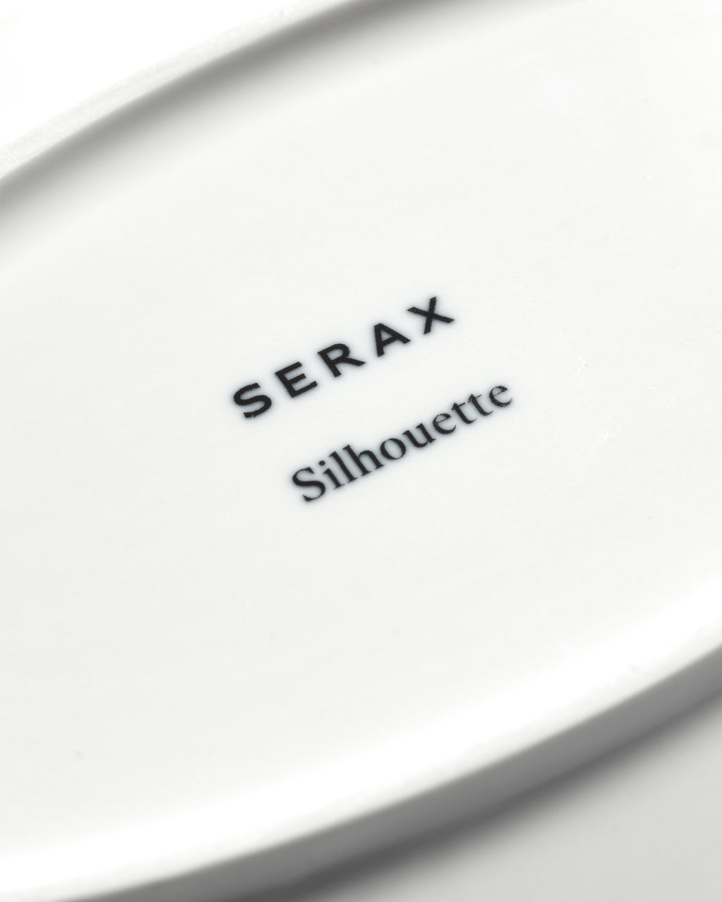 Dyb fad i silhuet fra Serax, 24 cm, med elegant form og moderne design, perfekt til dekoration eller servering.