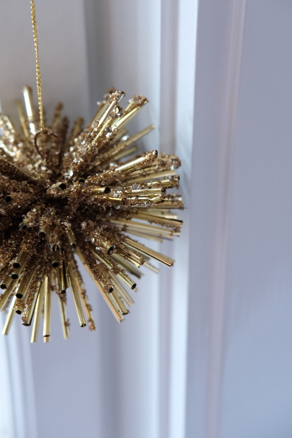 Julepynt • Dekoration • Kugle af Rør • Guld & glimmer