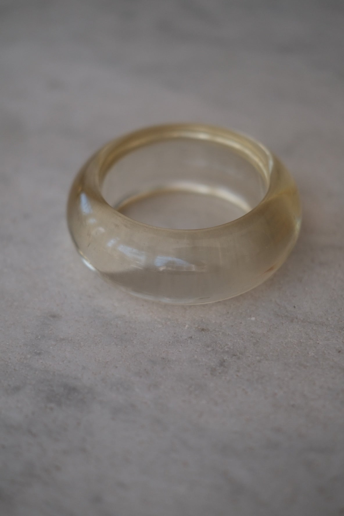 DORA VINTAGE vintage armbånd med gennemsigtig design, smykker i elegant og tidløst look, synlig i billedet.