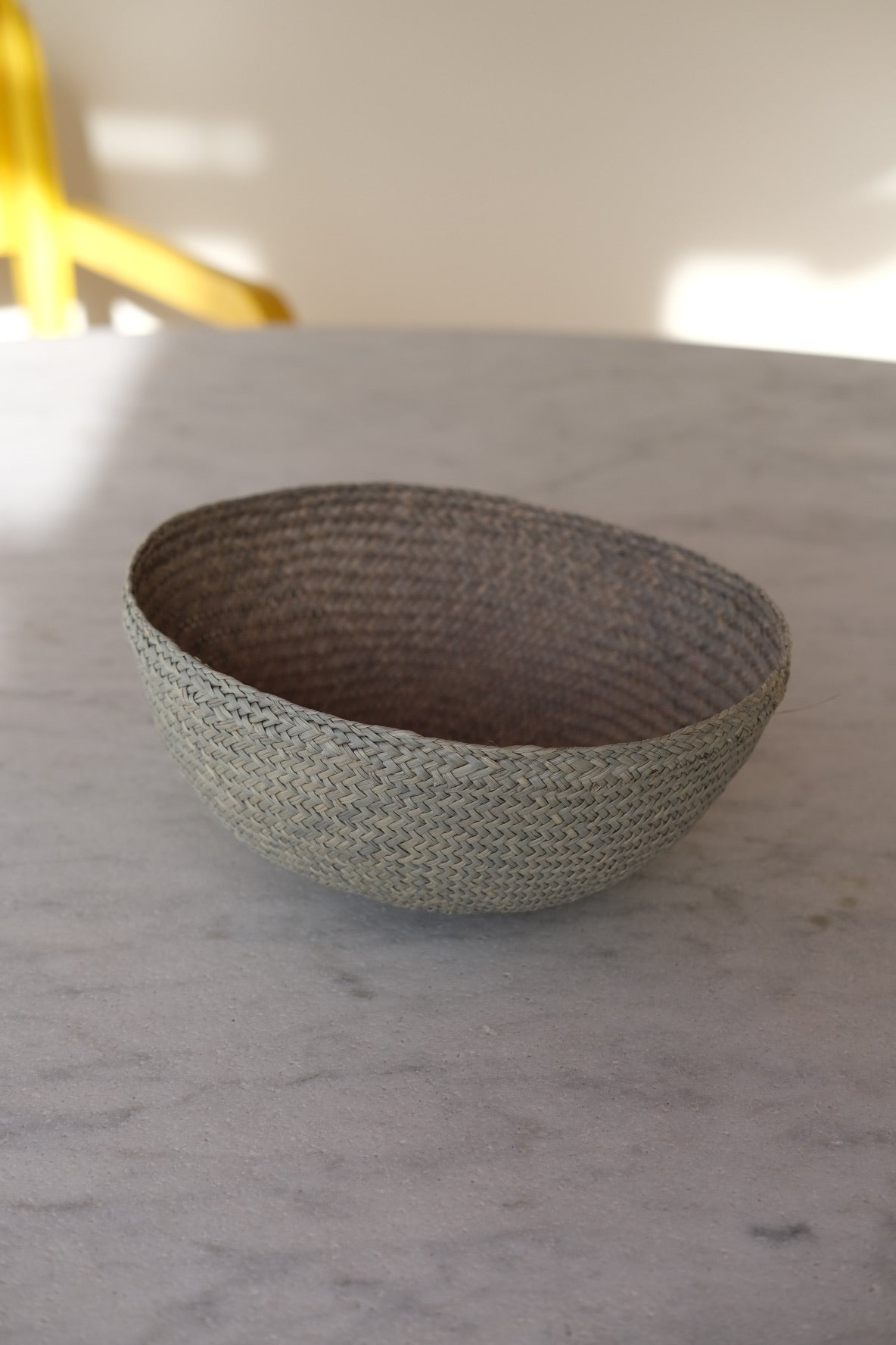 Guanabana mint green Iraca palm leaf bowl, natural woven skål with intricate leaf design, handmade decorative tableware.