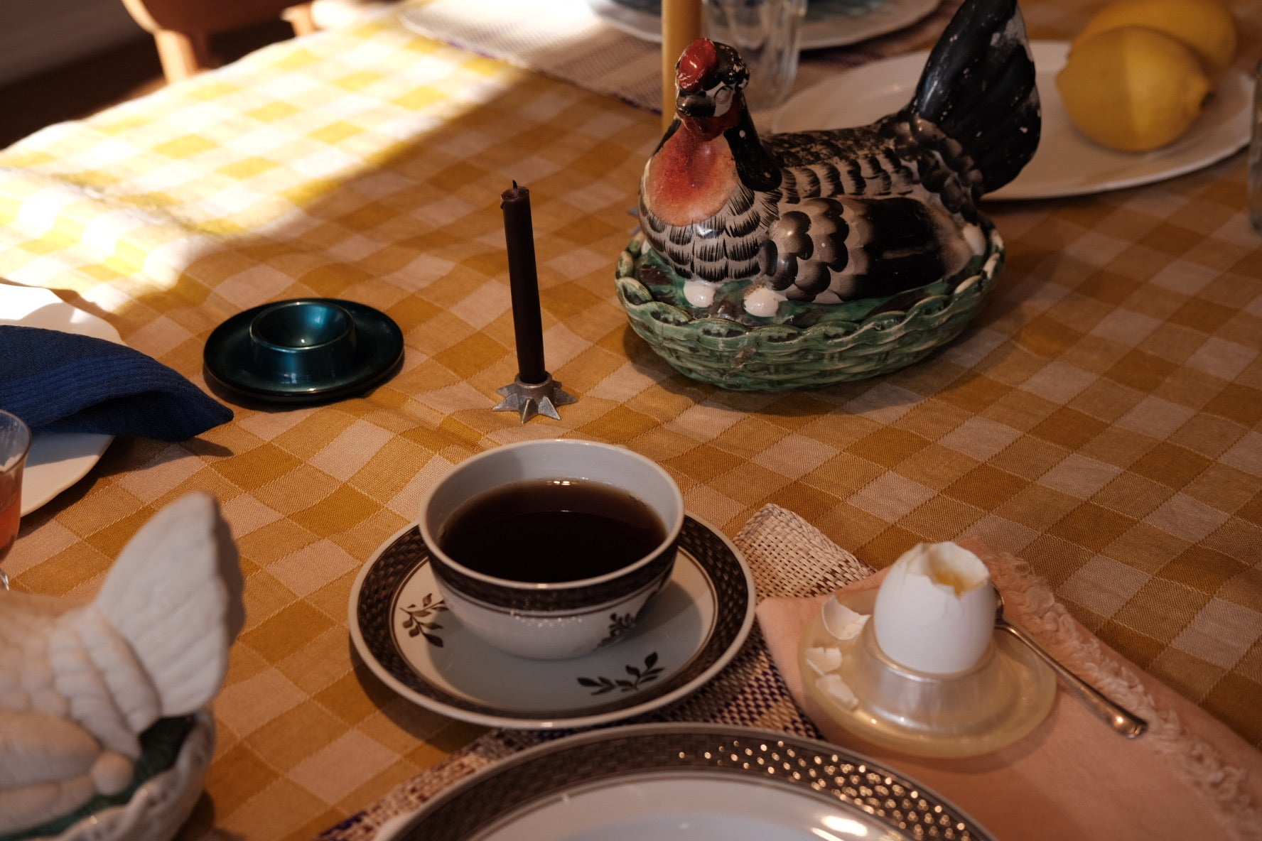 Vintage Høne Æg Mørk skål by DORA VINTAGE, featuring intricate designs and a rich dark color.