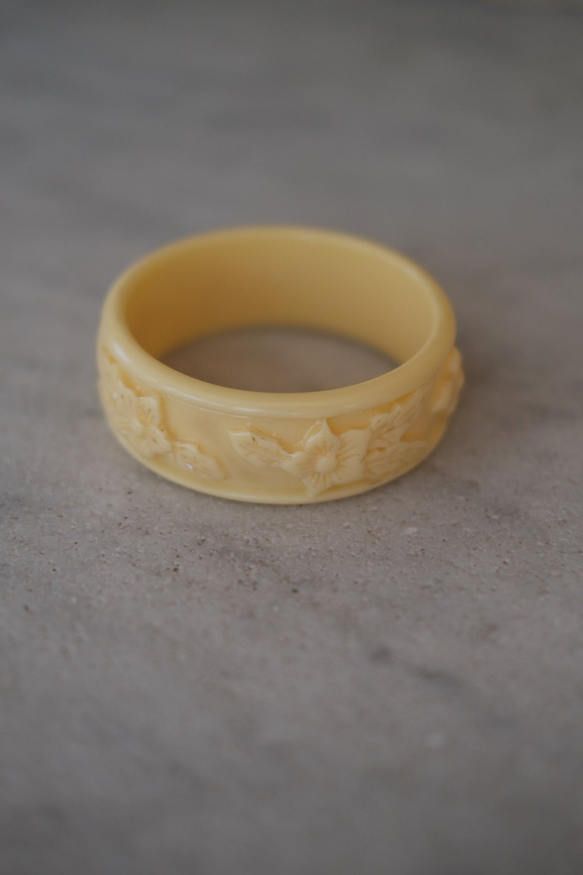 Gult vintage armbånd fra DORA VINTAGE med smykkerstil, detaljeret og elegant tilbehør i smykker.