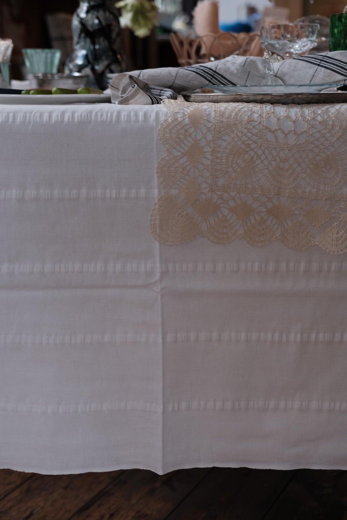 Hvid bomulds dug fra DORA med dimensioner 180 x 350 cm, blød og frisk tekstur, perfekt til borddækning eller dekoration.