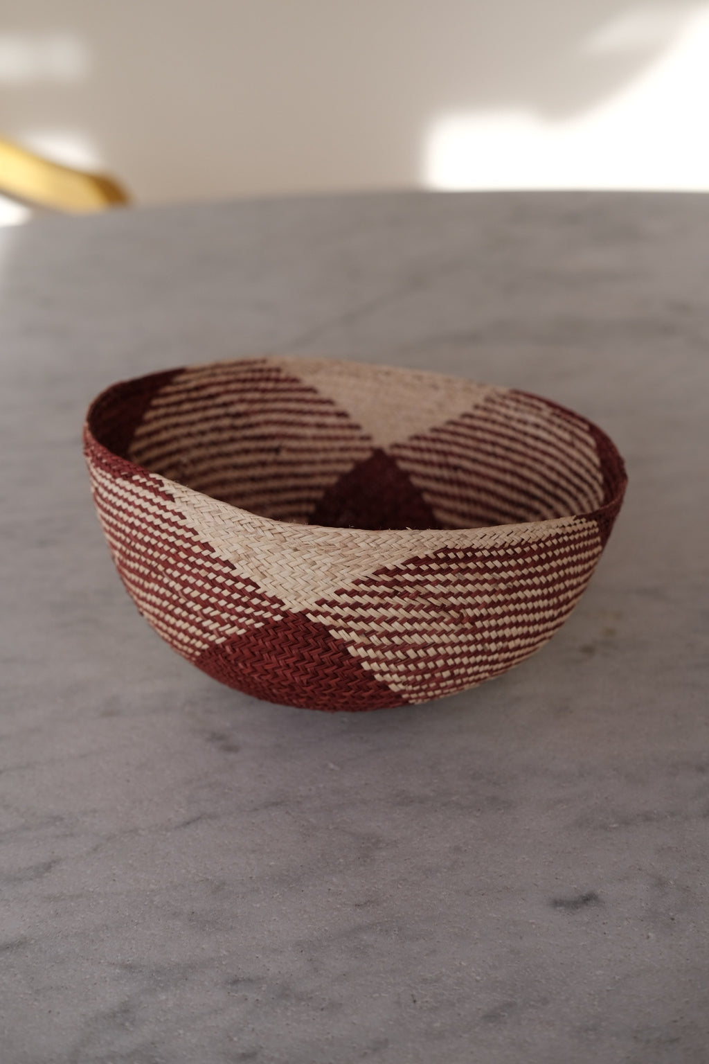 Guanabana Iraca bowl with red and natural palm leaf design, handmade decorative skål featuring palmblade pattern.