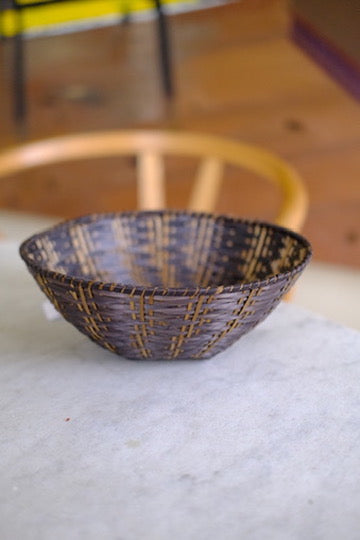 Braided bowl in Iraca palm leaves • Zigzag pattern • Brown