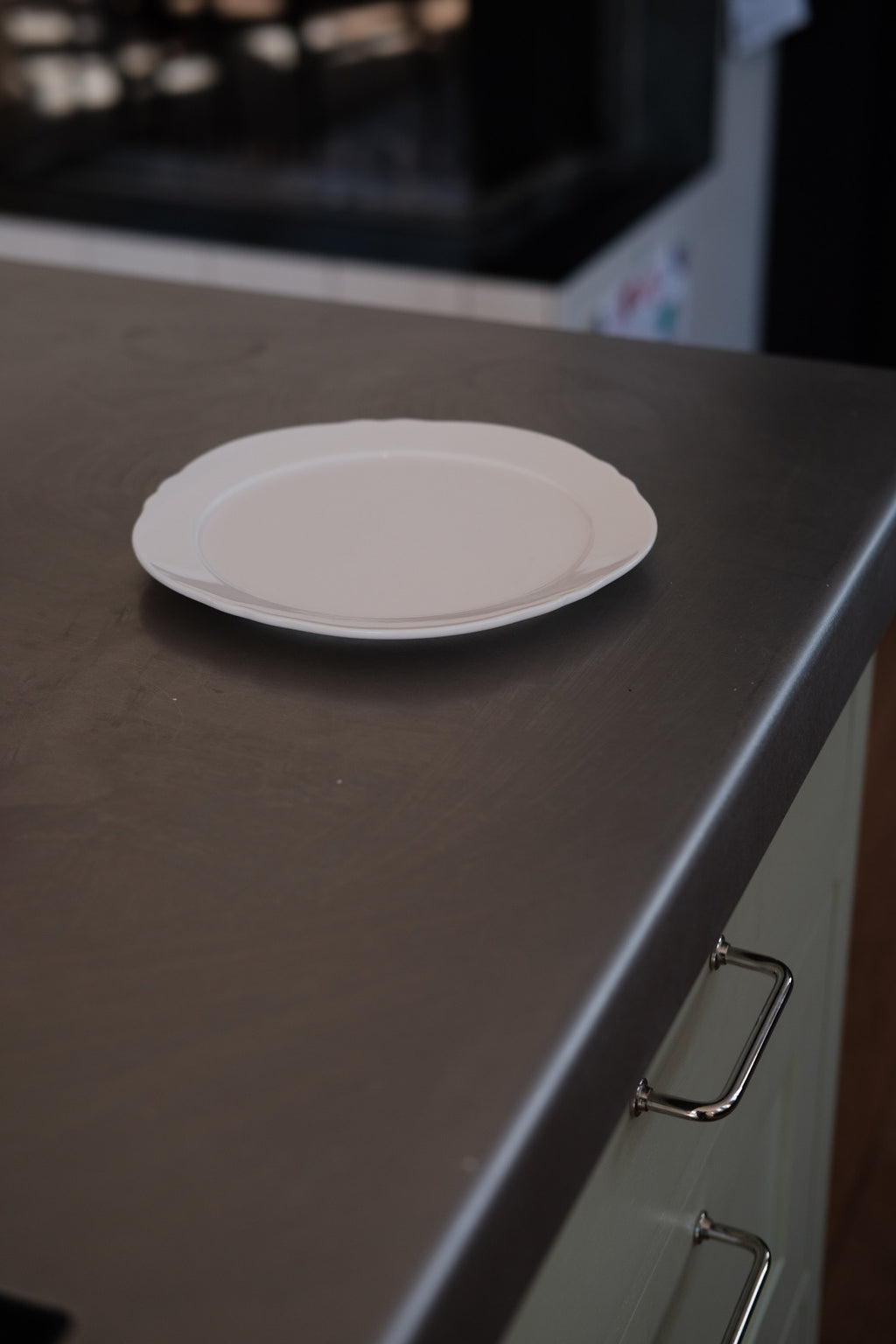 Serax tallerken i silhouette-design, 20 cm, gør det muligt at servere mad med elegant stil.