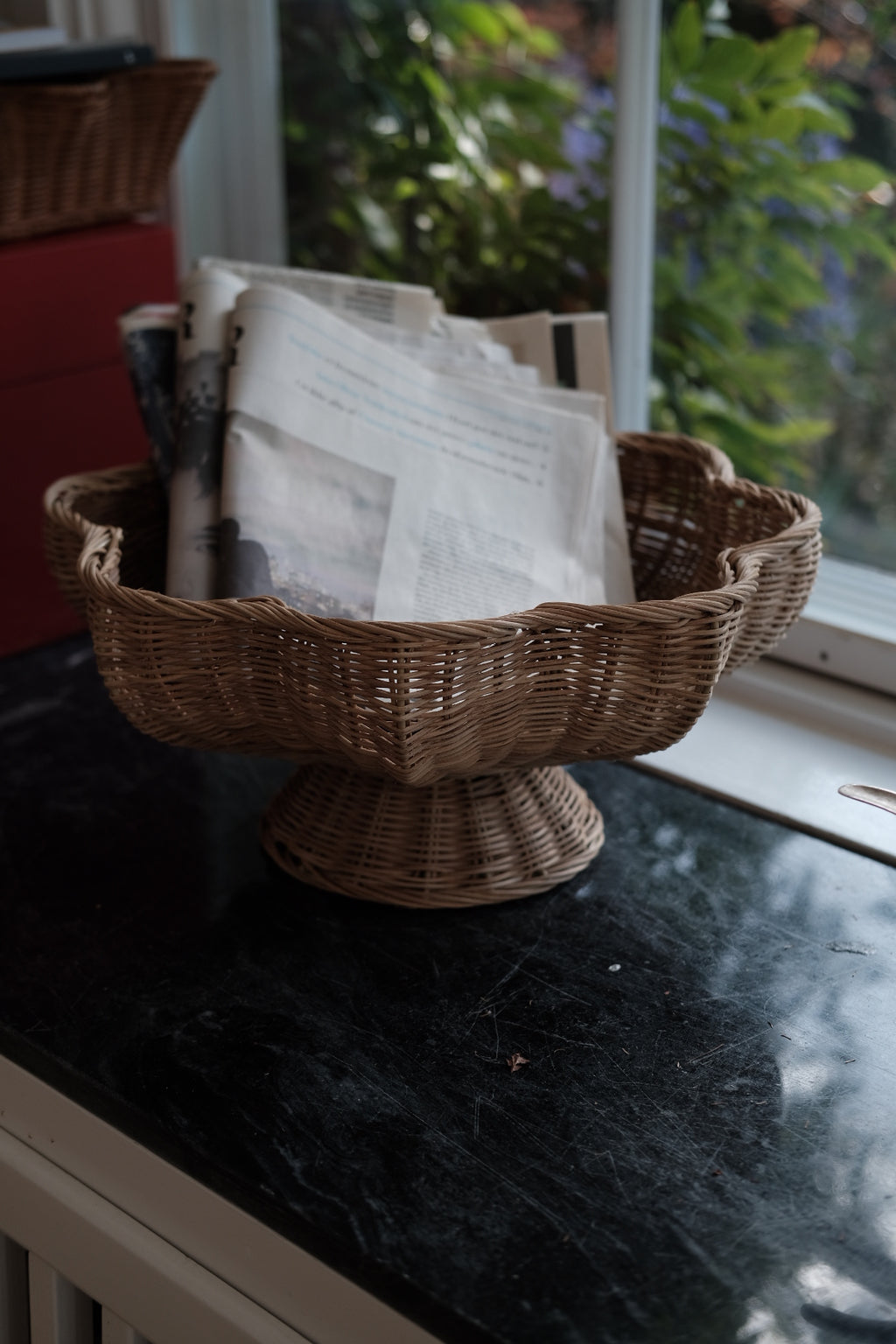 Basket on stand • Margrete • Rattan