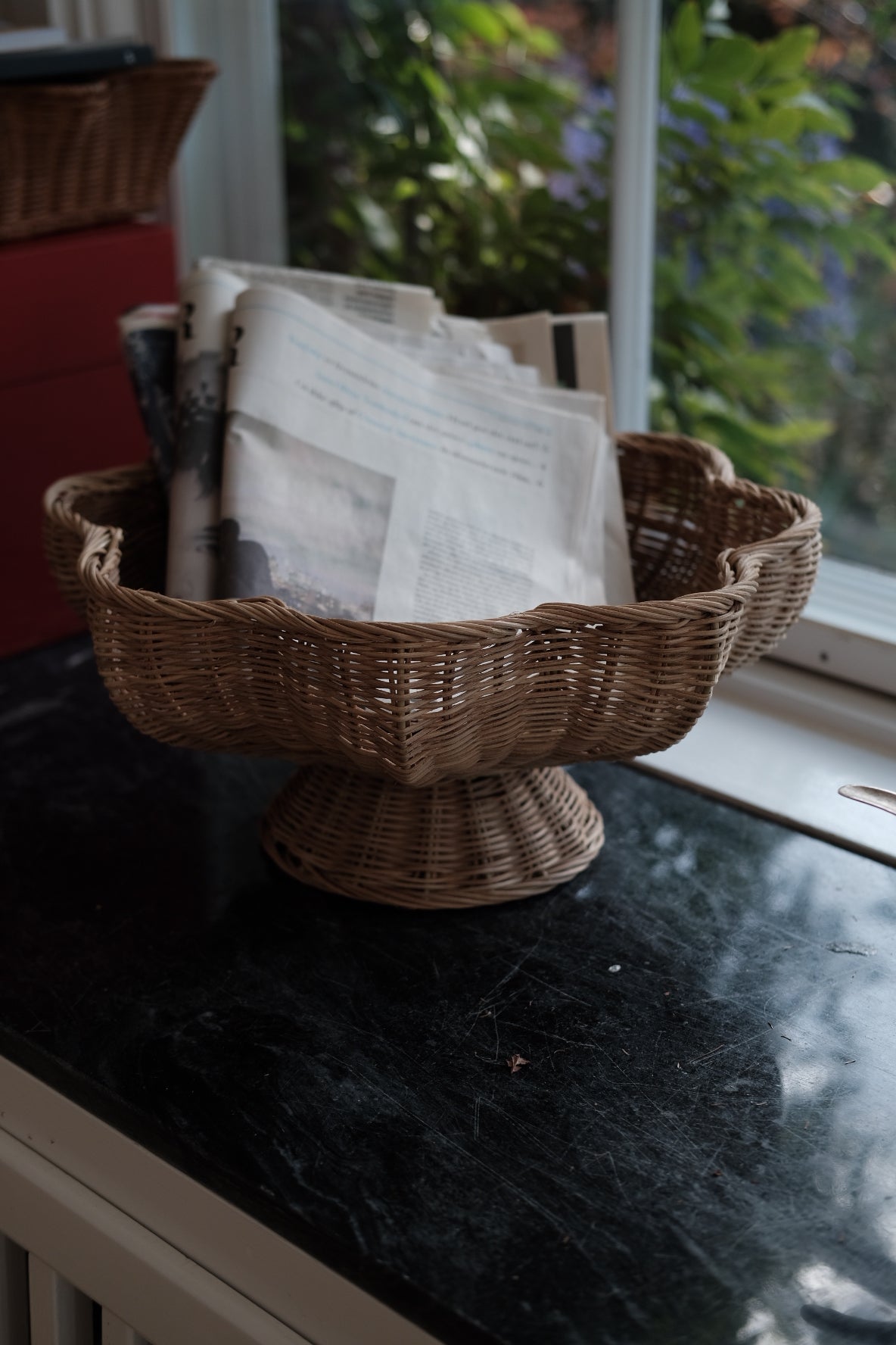 Basket on stand • Margrete • Rattan