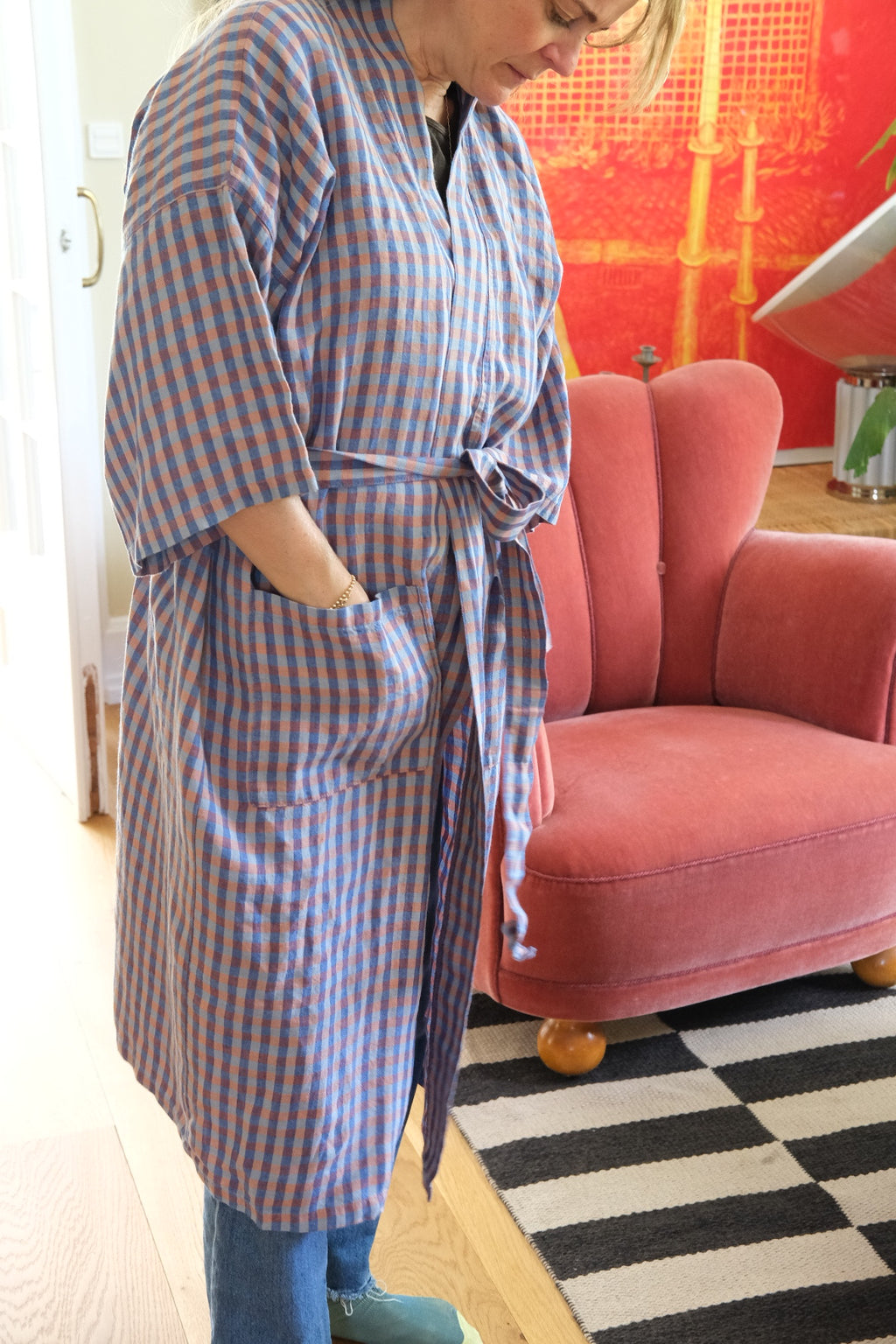 Linge Particulier kimono i vichy Sienne Bleu med ternet design, vises på billedet, i størrelse M.