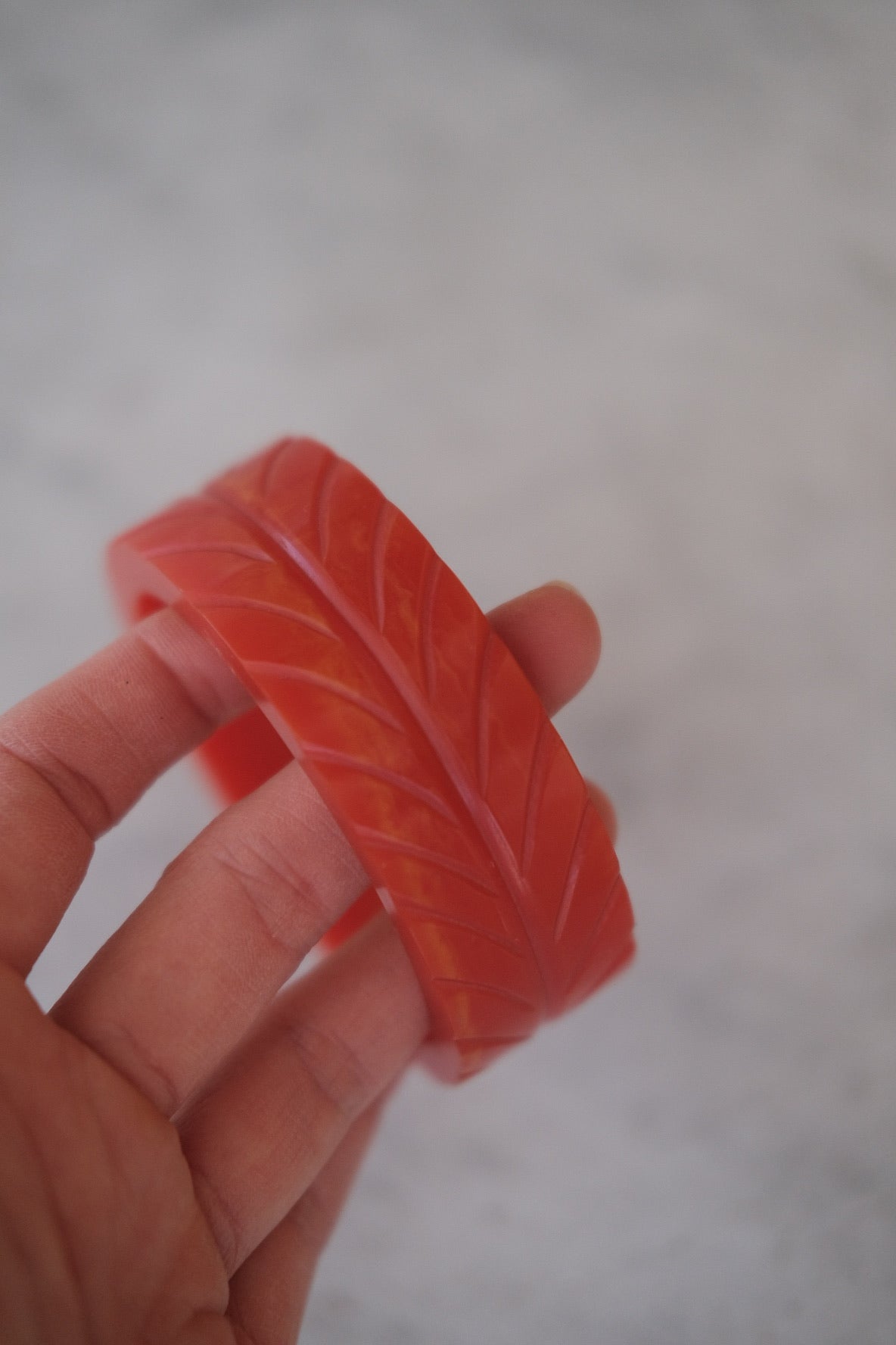 Orangerødt vintage armbånd fra DORA VINTAGE med elegante smykkedetaljer og antikt design.
