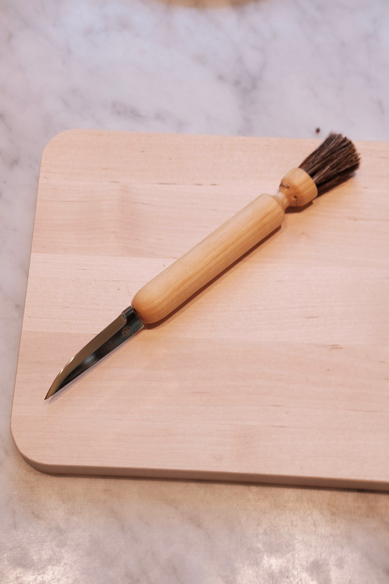 Iris Hantverk horsehair brush and knife with sponges, showcasing natural bristles and wooden handles on a clean background.