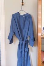 Linge Particulier kimono i klar blå, XL, med blødt stof og afslappet pasform, vises på modellen.