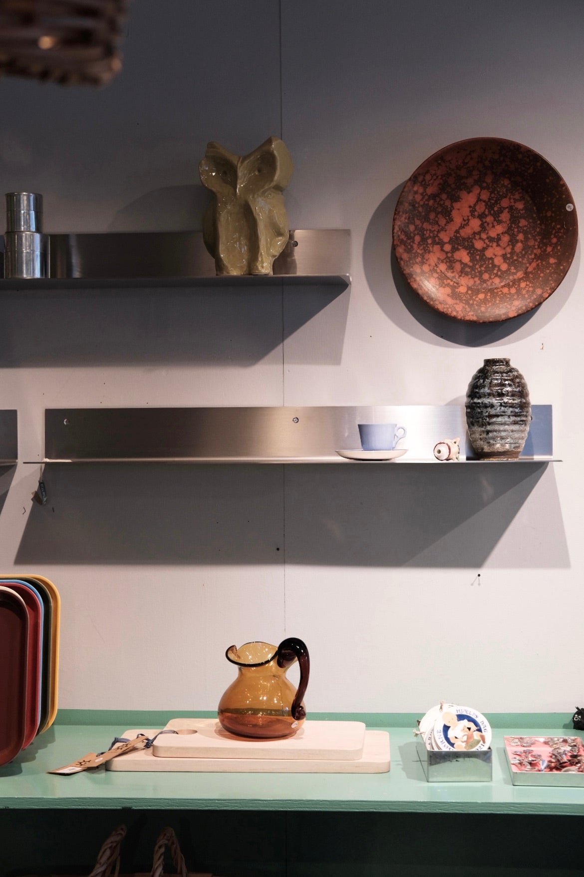 Væghængt hylde i stål fra Acier, 90 cm lang, moderne møbel med minimalistisk design og vægbeslag.
