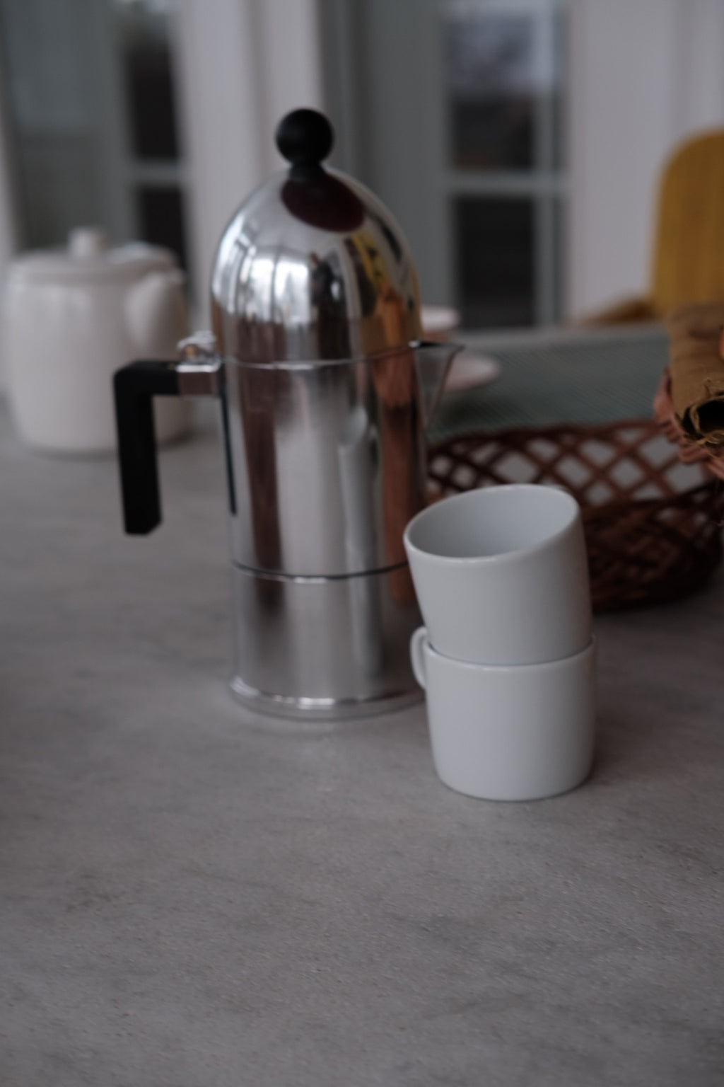 Sort Alessi La Cupola espressokande til te og kaffe med 3 kopper, elegant design i rustfrit stål.