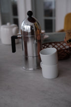 Sort Alessi La Cupola espressokande til te og kaffe med 3 kopper, elegant design i rustfrit stål.