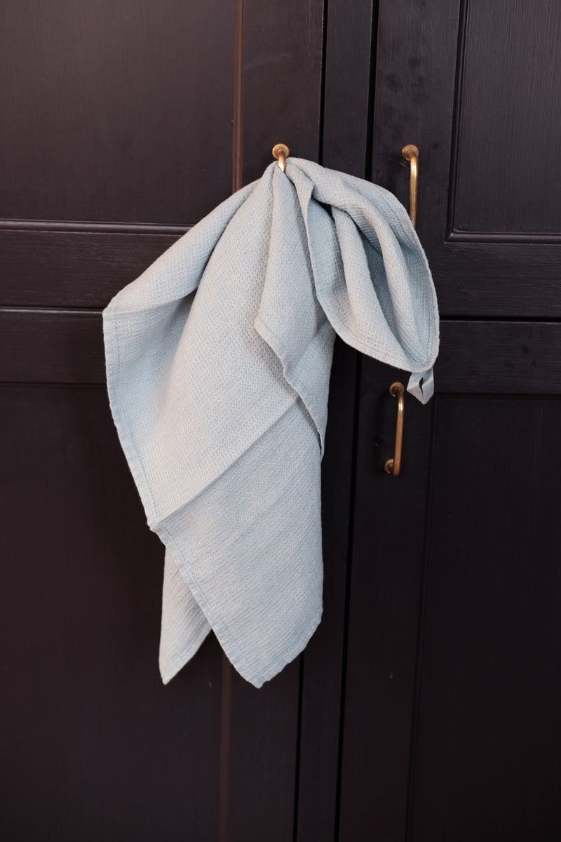 Mini linen apron with waffle blue Scandinavian design, featuring a hemp Viskestykke from Linge Particulier.