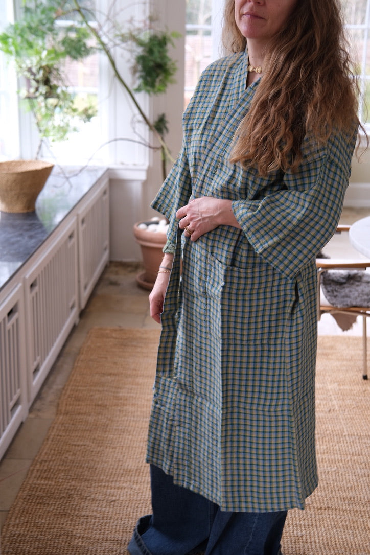 Grøn kimono fra Linge Particulier med grønne tern og carreaux print, flot og afslappet beklædningsgenstand.