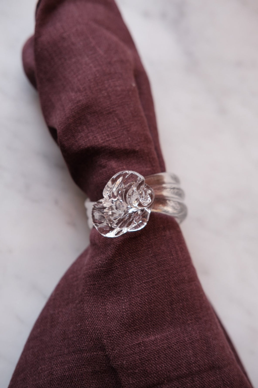 Mundblæst glas servietringe med blomsterdesign, 2 stk fra Marqversen Möglich.