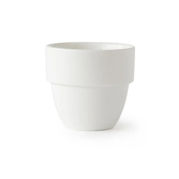 Hvid kop fra ACME Taster med 260 ml kapacitet, egnet til varme drikke, set fra siden.