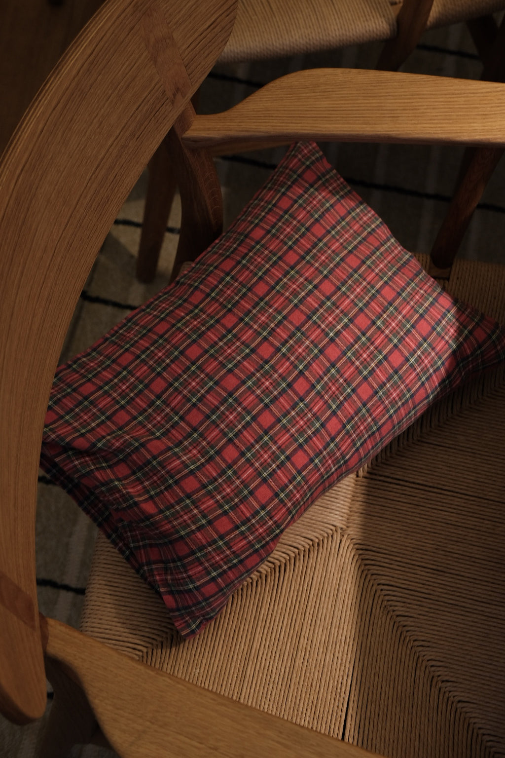 Pudevår • Hør • 30x40 cm • Tartan Rouge