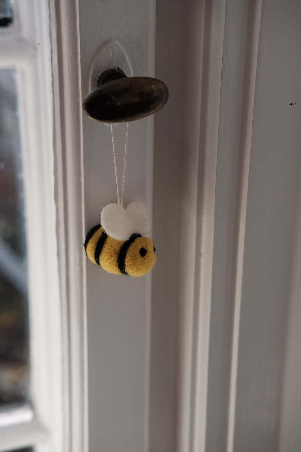 Påskepynt af uld og træ med bi-design, dekoration til forår og påske, fra Gamcha, vises i naturtro stil