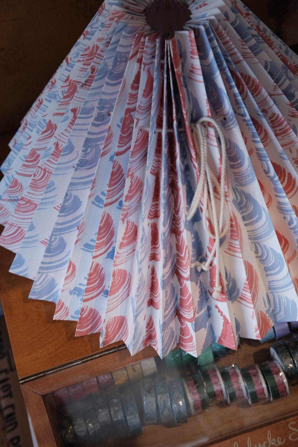 Lampeskærm • Håndlavet Plisseskærm • 26 cm • Blå & Rød Buer