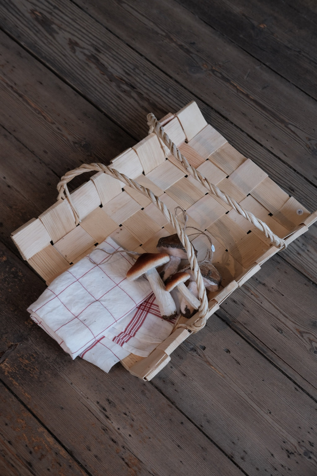 Kurv • med håndtag • Pinjetræ