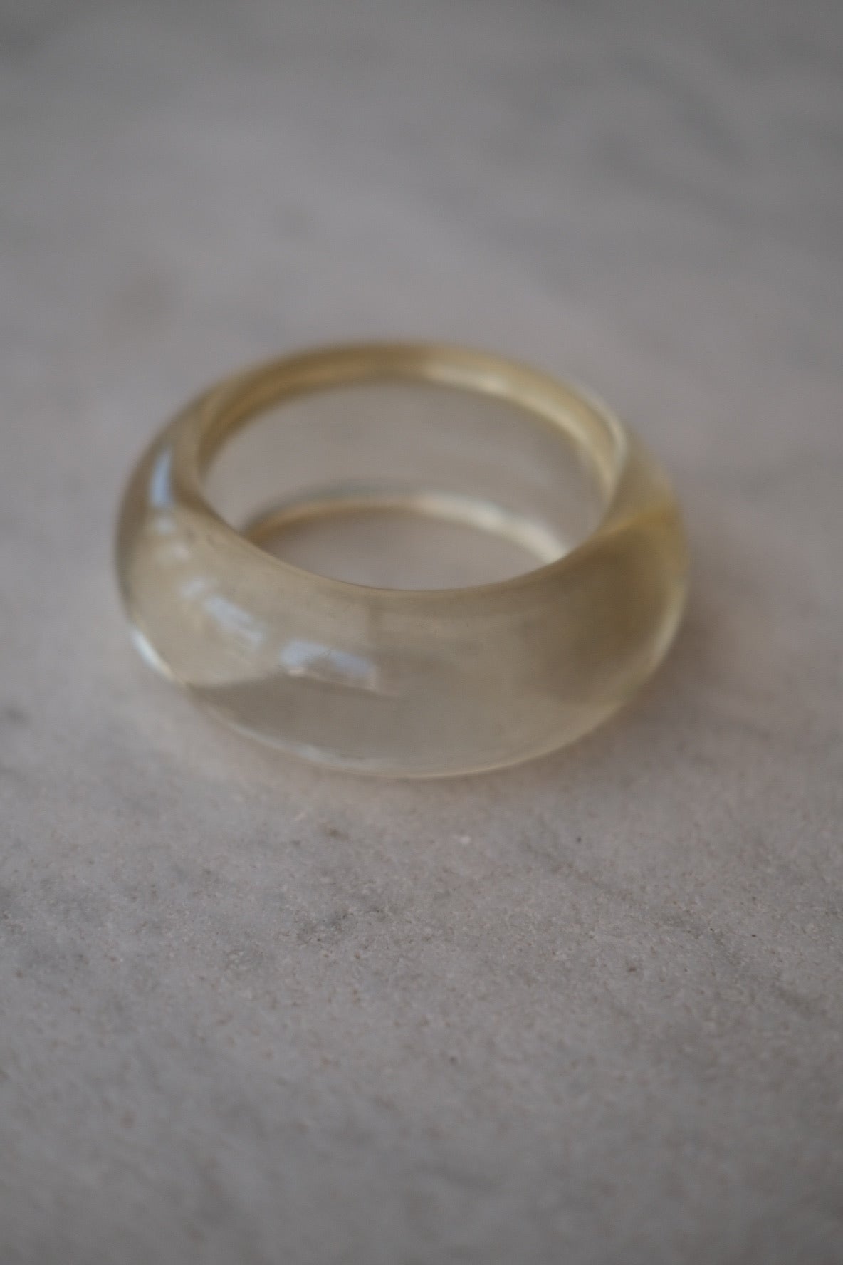 Vintage DORA VINTAGE armbånd med gennemsigtig glassten, smykker i klassisk design, close-up billede af armbåndet.