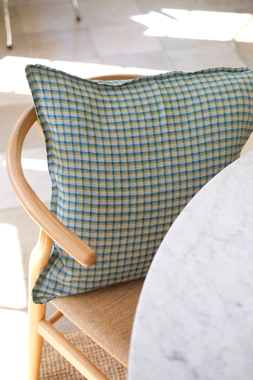 Hørpude fra Linge Particulier med Carreaux Vert print, mellem størrelse og elegant pude til hjemmet.