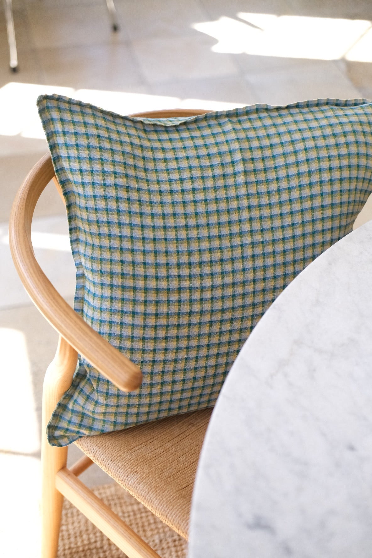 Hørpude fra Linge Particulier med Carreaux Vert print, mellem størrelse og elegant pude til hjemmet.