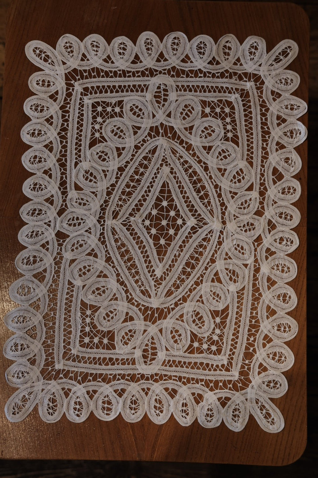 Dækkeserviet • Kniplet • Bølger • Hvid