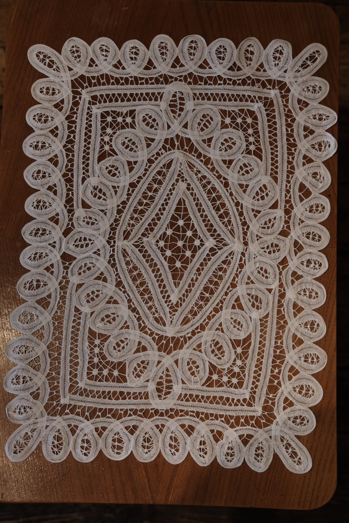 Dækkeserviet • Kniplet • Bølger • Hvid