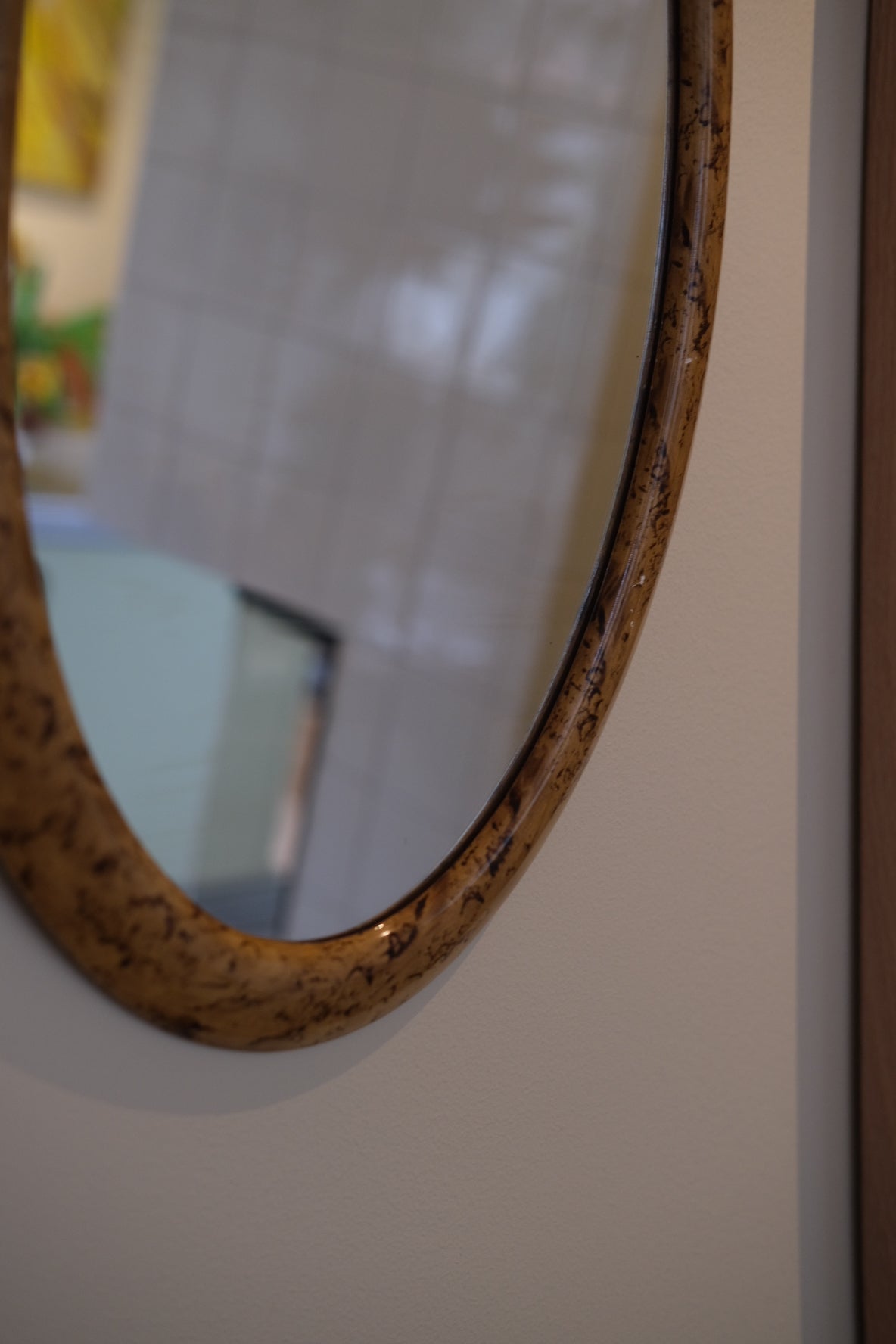 Round vintage mirror with wooden frame from DORA VINTAGE, showcasing its classic design and natural wood finish.