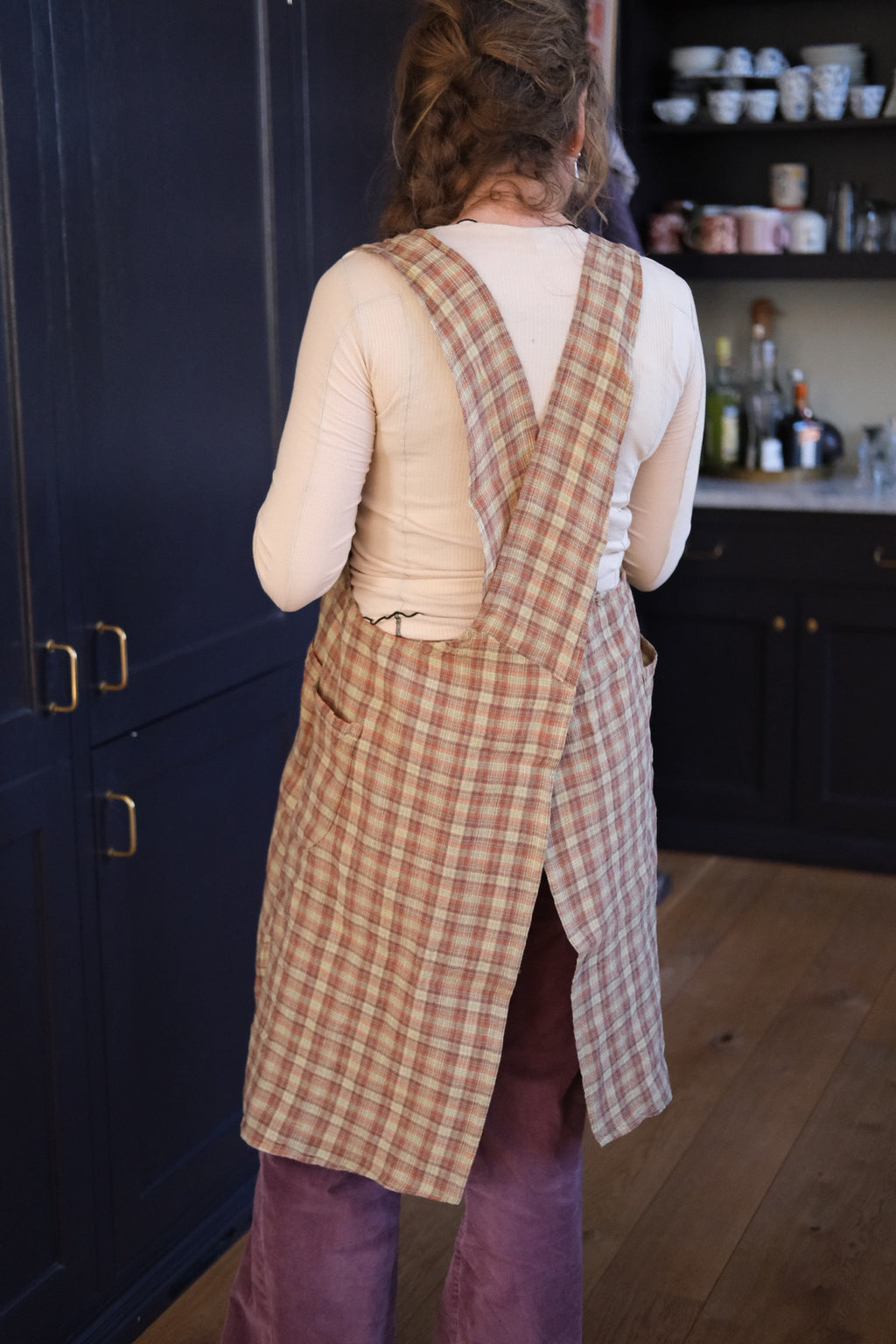 Japansk forklæde i tartan Sienne Vert med bindebånd, lavet af Linge Particulier, vises i dette billede.