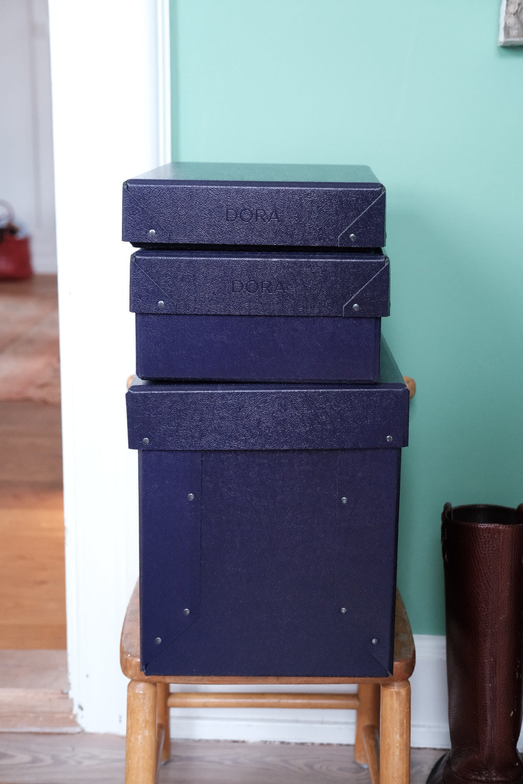 Stor mørklilla opbevaringskasse fra DORA x ELVO, lavet af holdbart materiale, perfekt til organiseret opbevaring.