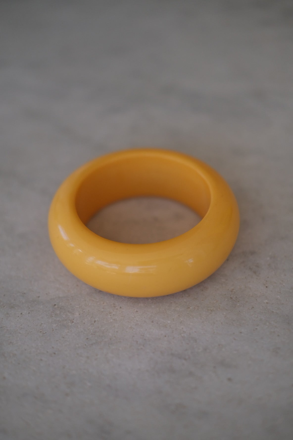 Orangerødt vintage armbånd fra DORA VINTAGE, smykke med elegant design og unikt vintage-udtryk.