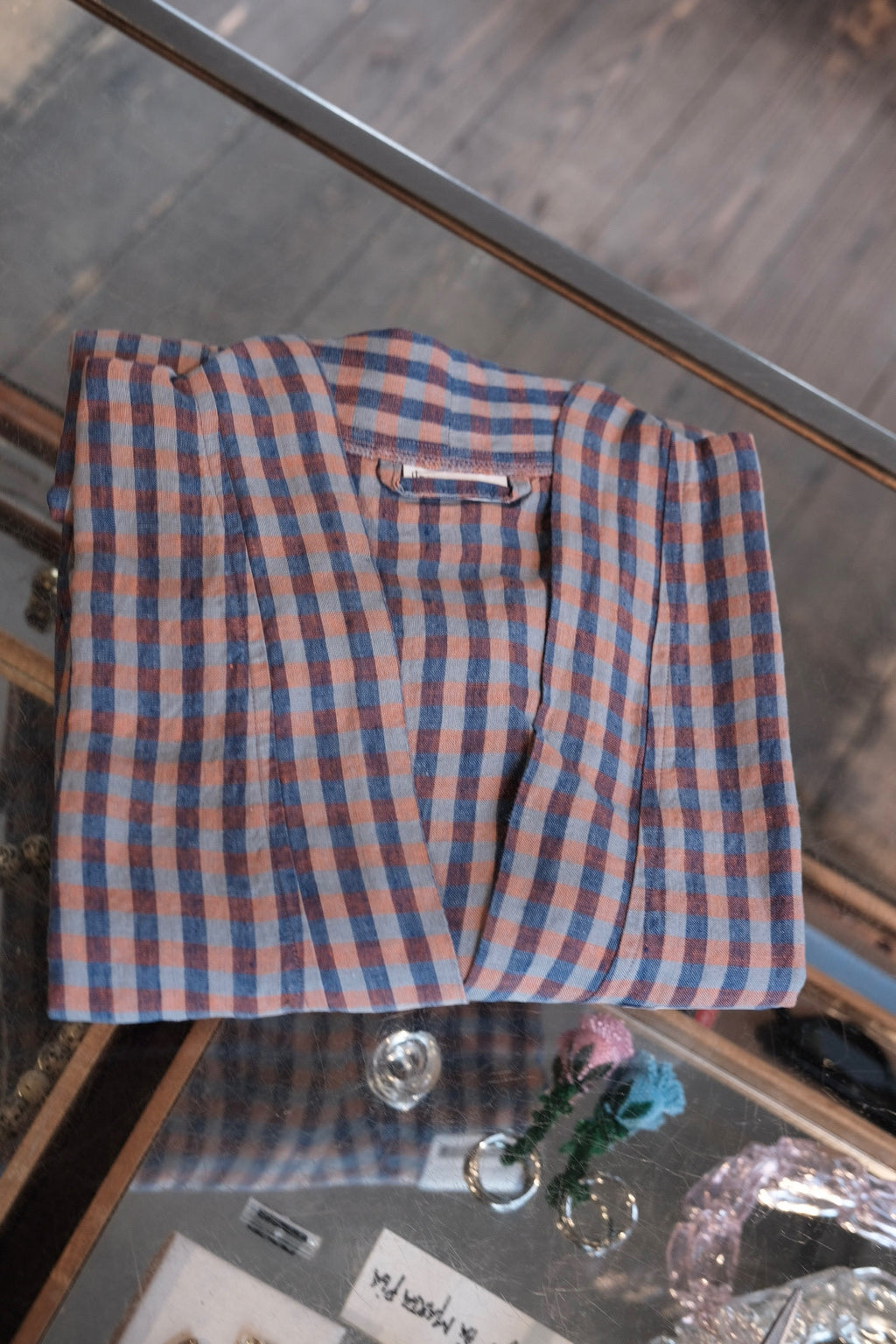 Linge Particulier kimono i vichy Sienne Bleu med ternet mønster, vist foldet og klar til brug.