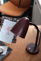 Mørkerød vintage bordlampe fra DORA VINTAGE, stilfuld og elegant til bord eller væg.