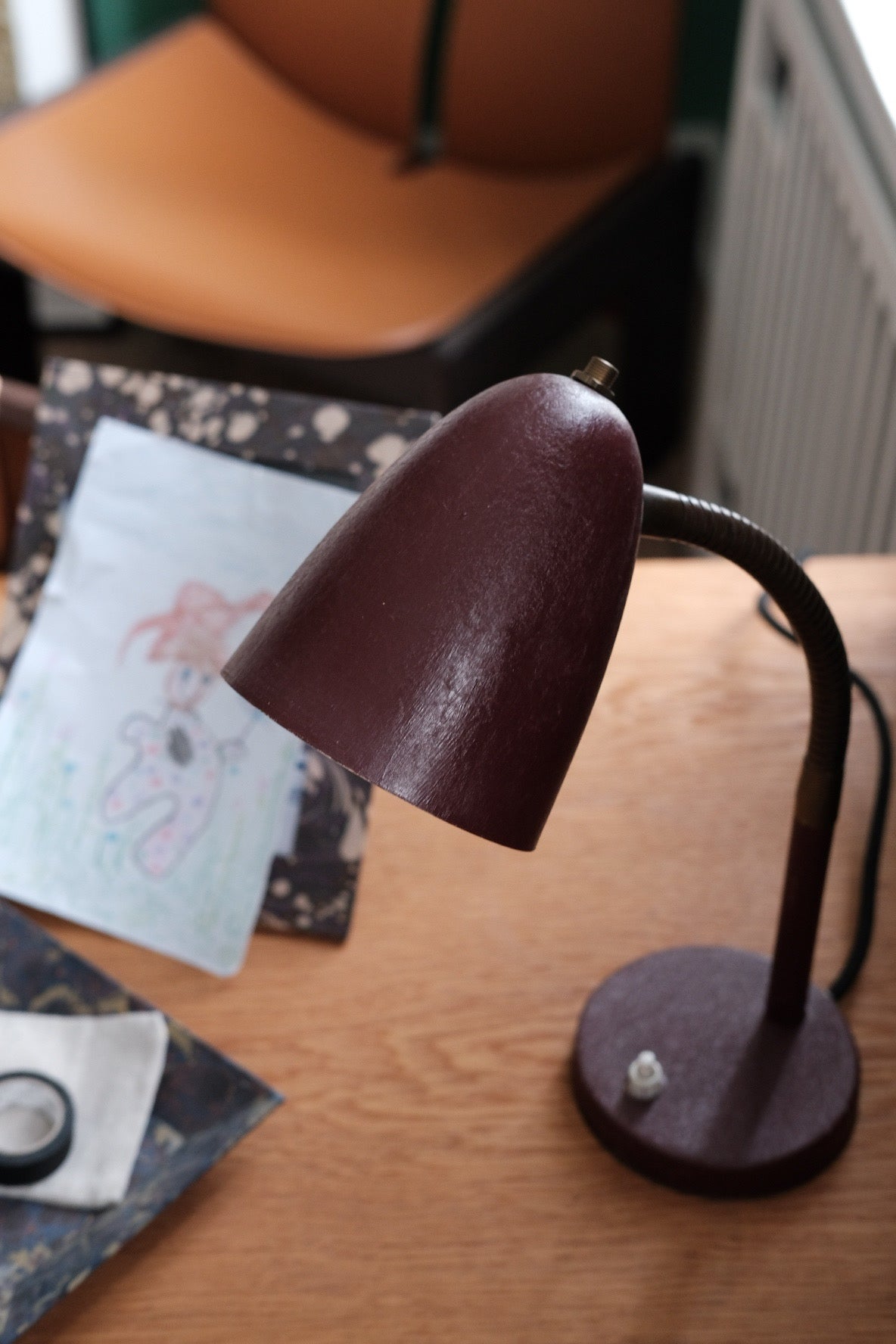 Mørkerød vintage bordlampe fra DORA VINTAGE, stilfuld og elegant til bord eller væg.