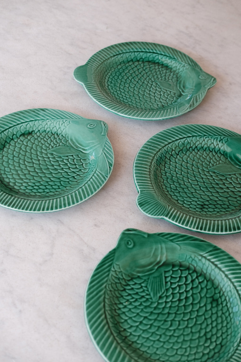 Vintage Fisk ceramic plate by DORA VINTAGE, Sarreguemines, with a green design featuring fish motifs.
