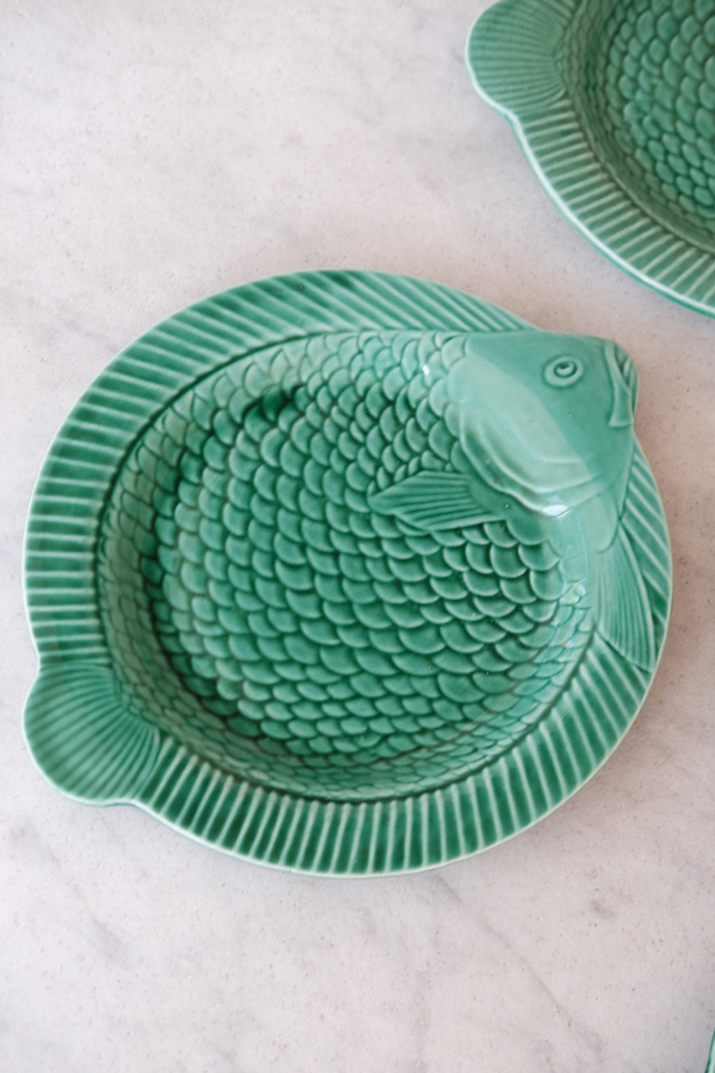 Vintage Fisk ceramic plate by DORA VINTAGE, Sarreguemines, with green and white fish design on a decorative tallerken.