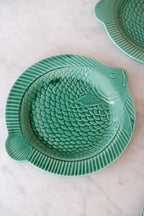 Vintage Fisk ceramic plate by DORA VINTAGE, Sarreguemines, with green and white fish design on a decorative tallerken.