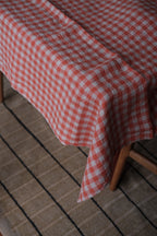 Hørdug i vichy orange ficelle med orange tern mønster fra Linge Particulier, måler 140 x 250 cm, synligt i billedet.